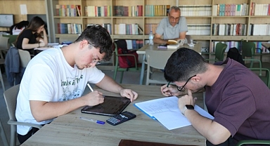 Bayraklı kütüphaneleri gençlerin hayallerine kapı açtı