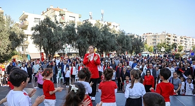 Buca Belediye Başkanı Görkem Duman, çocukların bayram sevincine ortak oldu