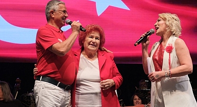 Cumhuriyet Bayramı Kemer'de Selda Bağcan ile coşkuyla kutlandı