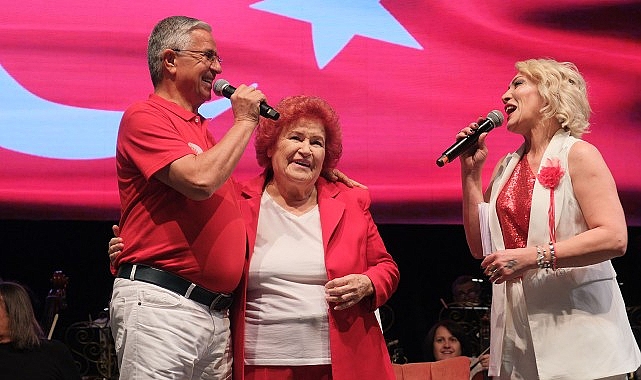 Cumhuriyet Bayramı Kemer'de Selda Bağcan ile coşkuyla kutlandı