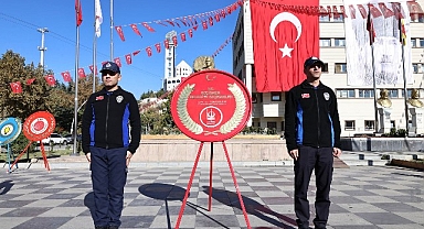 Cumhuriyet Bayramı kutlamaları çelenk sunma ile başladı