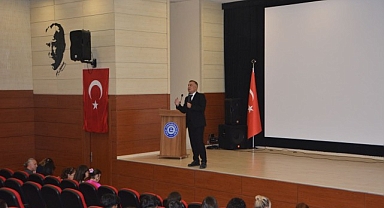 Dekan Prof. Dr. Gültekin yeni iletişimcilere