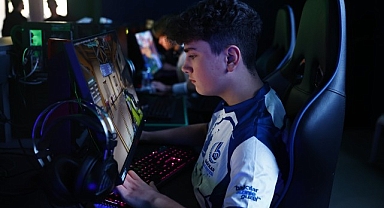 E-spor oyuncusu Emirhan, 23 milyon arasından 44’üncü oldu