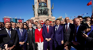 Ekrem İmamoğlu Türkiye Cumhuriyeti’nin 101’inci kuruluş yıldönümü, Taksim Cumhuriyet Anıtı’nda gerçekleştirilen çelenk koyma töreniyle kutlandı