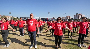 Gaziemir’de 750 kişi Cumhuriyet için harmandalı oynadı