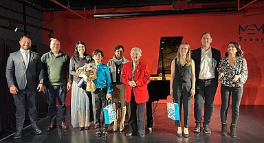 Genç piyanist Ali Keskin yeteneğiyle alkışları topladı