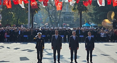 Gölcük’te 29 Ekim Cumhuriyet Bayramı’nın 101. yıldönümü kapsamında Anıtpark’ta Atatürk Anıtı’na çelenk sunma töreni düzenlendi.