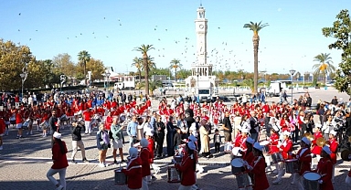 İzmir'de Cumhuriyet Bayramı Coşkusu: Bando Takımları Geçit Töreni