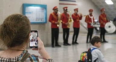 İzmir Metrosu'nda 29 Ekim kutlaması