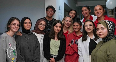 Kadın Voleybol Takımı Çocuklar ve Gençlerle Buluştu