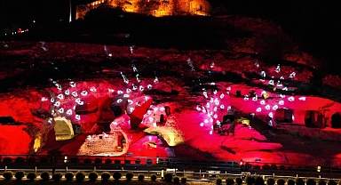 Kayaşehir, 29 Ekim'de Kırmızı Beyaz Renklere Büründü