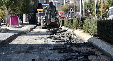 Lüleburgaz Belediyesi Fen İşleri Müdürlüğü ekipleri, kent genelinde yol onarım ve yenileme çalışmalarına devam ediyor