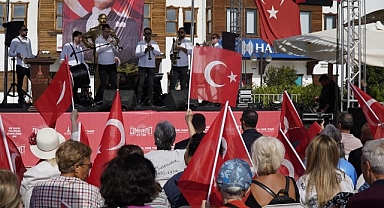 Menderes’te 7’den 70’e Cumhuriyet sevinci