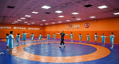 Selçuklu Belediyesi tarafından düzenlenen ve 5 bin 814 öğrencinin eğitim göreceği Kış Spor Okullarında ilk eğitim 5 Ekim Cumartesi günü başladı