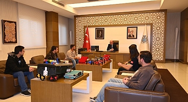 TEKNOFEST'te Selçuklu'yu Gururlandıran Takımlardan Başkan Pekyatırmacı'ya Ziyaret