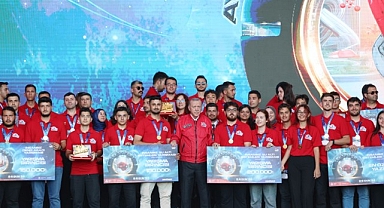 Teknolojinin şampiyonları ödüllerini Cumhurbaşkanı Erdoğan'ın elinden aldı