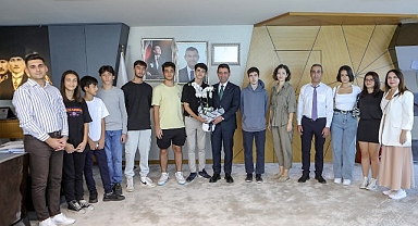 Üniversite ve Liseli gençlerden Başkan Önal'a teşekkür ziyareti