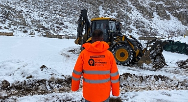 Antalya Büyükşehir Belediyesi Akseki'de karda mahsur kalan 3 aileyi kurtardı