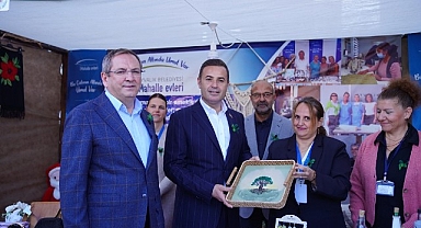 Ayvalık Belediyesi Üretim ve Pazarlama Kooperatifi ve Mahalleevleri ile 19. Uluslararası Zeytin Hasat Festivali’nde fark yarattı.