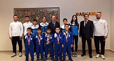 Başarılı Sporcular Başkan Pekyatırmacı’yı Ziyaret Etti