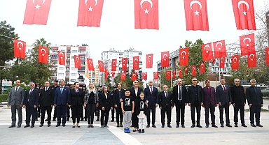 Başkan Muhittin Böcek Atatürk Anıtı'na çelenk sundu