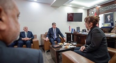 Başkan Tugay’dan İYİ Parti’ye ziyaret “Dayanışma içinde olalım”
