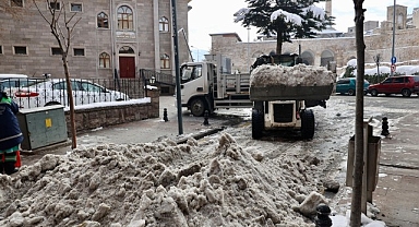 Belediye Caddesi ve Ana Arterlerde Kar Temizliği yapılıyor