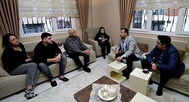 Bornova’da Başkan Eşki’den samimi ev ziyareti “Sadece hizmet değil, gönül bağı kurmak da önemli”