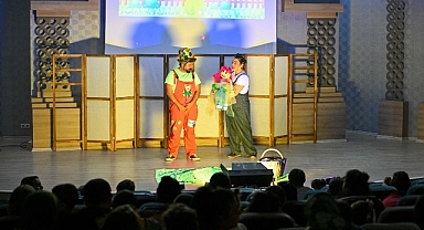 Bornovalı çocuklara eğitici ve eğlenceli kukla gösterisi “Şeker Turunç ve Çiçeğin Piknik Maceraları”