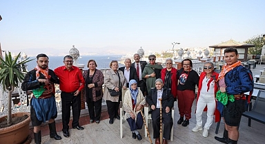 Buca Belediye Başkanı Görkem Duman, ikinci bahar yaşayan çiftlerin heyecanına ortak oldu