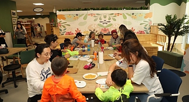 Büyükşehir Oyuncak Kütüphanesinde, Anne ve Çocuklar Birlikte Eğleniyor 