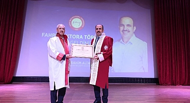 Deprem Sonrası Hatay’da Gönüllere Giren Başkan Altay’a Hatay’da Fahri Doktora Ünvanı Verildi