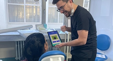 “Diş Hekimimi Duyuyorum” uygulaması işitme engelli bireylerin kullanımına sunuldu