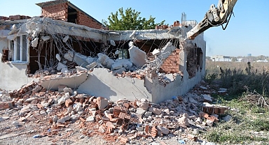 Doğanevler’de kaçak 3 yapı yıkıldı 