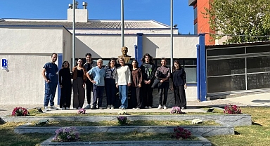 Egeli genç Diş Hekimleri Atatürk büstünü çiçeklendirdiler