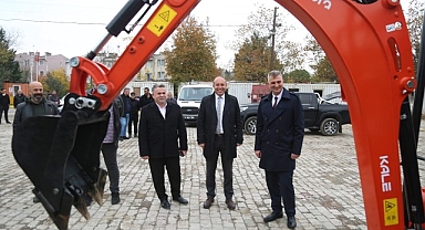 Gölcük Belediyesi, vatandaşlarına en iyi hizmeti sunabilmek amacıyla makine parkuruna 3 yeni iş makinesi ile güçlendirdi.