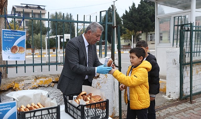 Güzelbahçe Belediyesi'nden öğrencilere süt ve pohaça