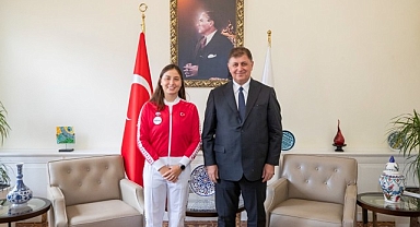 İlklere imza atan İzmirli yüzücü Başkan Tugay’la buluştu