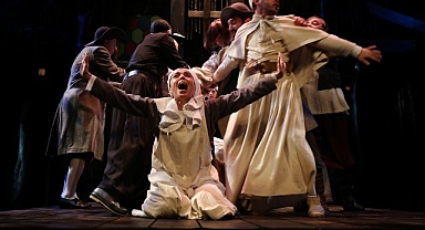 İstanbul Büyükşehir Belediyesi Şehir Tiyatroları, 110. Yıl etkinlikleri kapsamında şehir içi turnelerine Tuzla ve Sancaktepe’yle devam ediyor.