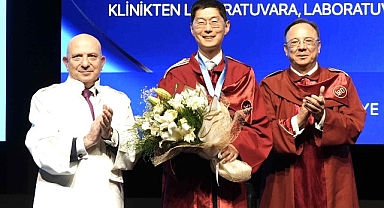 İstinye Üniversitesi Tıp Fakültesi Bilim Nişanı Stanford Üniversitesi’nden Prof. Dr. Michael Lim’e takdim edildi.