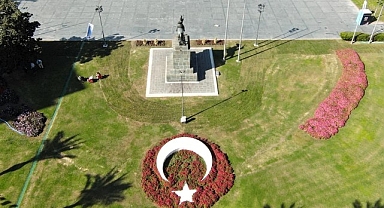 İzmir’in yeşil alanları kış öncesi çiçek açıyor Meydanlar Ata’nın en sevdiği kasımpatı çiçeği ile renklendi 