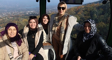 Kadın çiftçiler teleferikle zirveye çıktı; Zirveye yolculuğun en keyifli hali Kartepe Teleferik’te