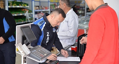 Kahramankazan Belediyesi Zabıta ve Sağlık İşleri Müdürlüğü ekipleri, ilçede faaliyet gösteren zincir marketlerde denetim çalışmalarını sürdürüyor.