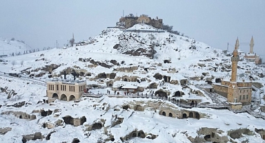 Kapadokya’nın Merkezi Nevşehir’de iki gündür etkili olan kar yağışı sonrasında Nevşehir Kalesi etrafındaki Kayaşehir beyaza büründü