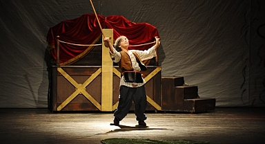 Karşıyaka Belediye Tiyatrosu ‘Pinokyo’yu çocuklarla buluşturdu