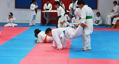 Kemer Belediye karate takımı kuşak atladı