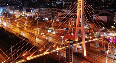 Kocaeli’de üst geçitler turuncuya büründü