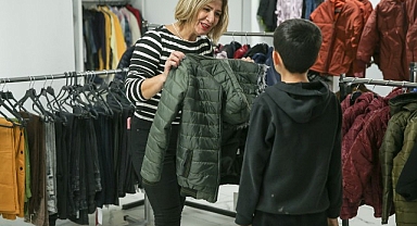 Konak’ın Giysi Market’inde kış dayanışması