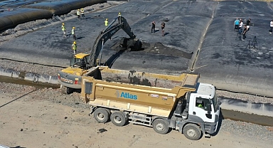 Körfez'den 1 milyon metreküp çamur çıkarıldı