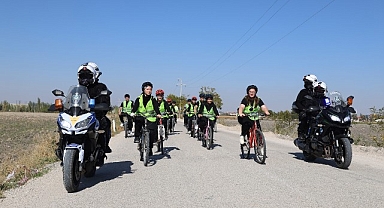 Lise Öğrencileri Doğal ve Tarihi Güzellikler Eşliğinde Pedal Çevirdi